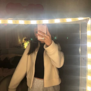 Beige teddyjacka från Dazy - Säljer en supermysig beige teddyjacka från Dazy. Den är perfekt för kyliga dagar och har en dragkedja framtill. Jackan är i storlek M och är i nyskick. Den är både snygg och bekväm, perfekt för höst och vinter!