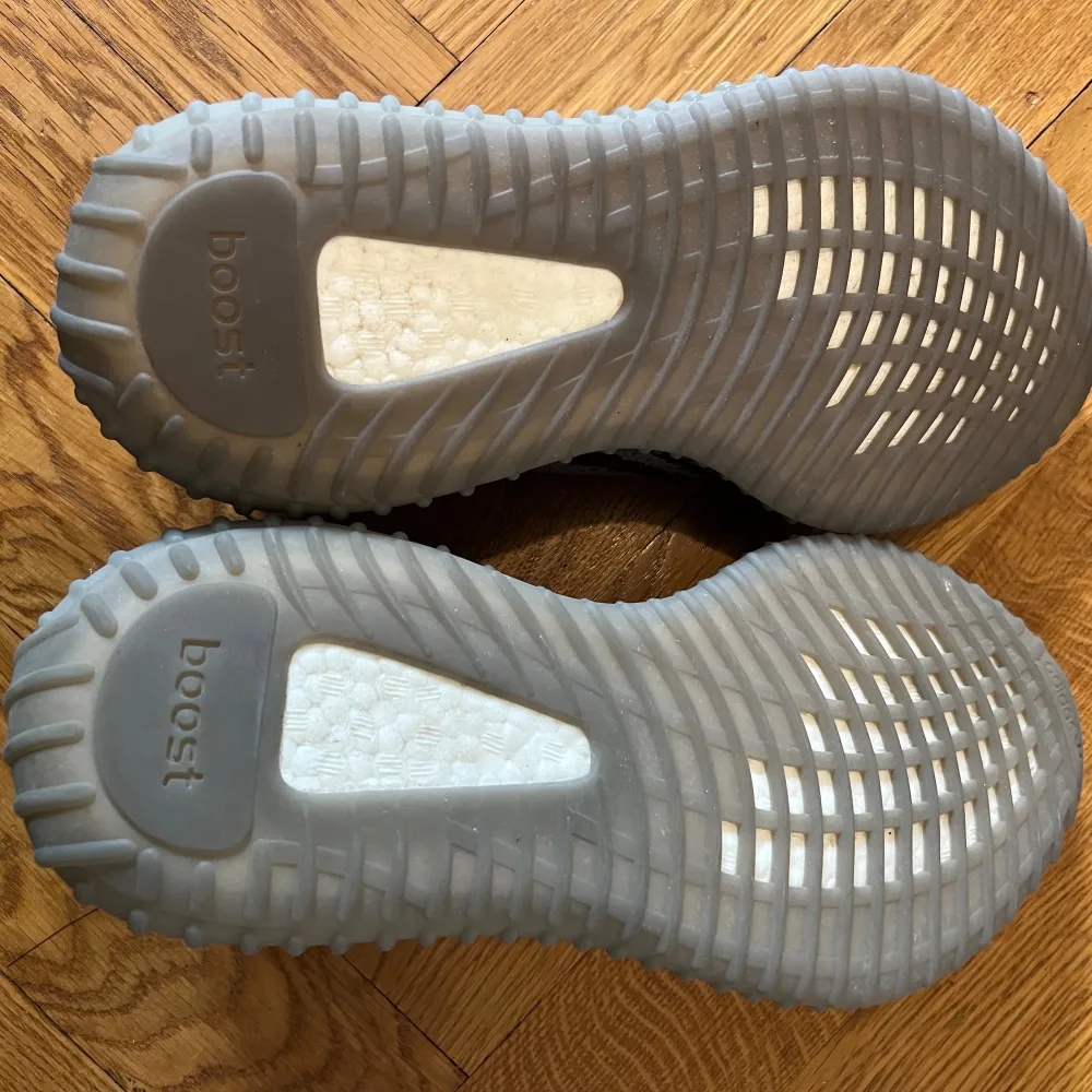 Yeezy 350 Beluga 2.0 i storlek 42 2/3 (US 9). Använda ute 1 gång så är så gott som nya (se sulor). Fabriksdefekt på ena innersulan där det inte är något tryck. Orderbekräftelse från Adidas kan skickas digitalt vid förfrågan.. Skor.