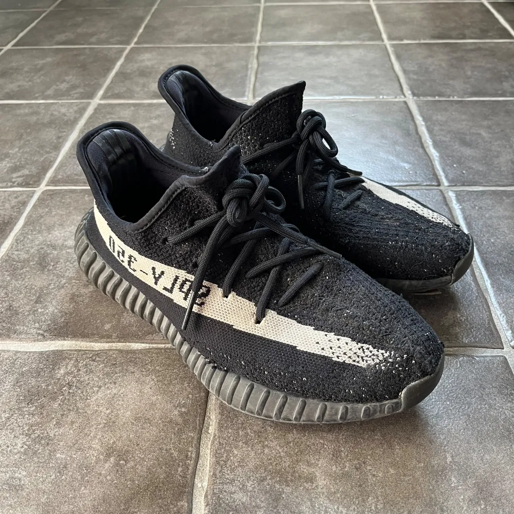 Yeezy 350 Oreo. Köpta begagnade men säljes då dem var för små. Lite slitna på sulan samt ett litet hål på höger sko. Annars i bra skick och väldigt sköna.. Skor.