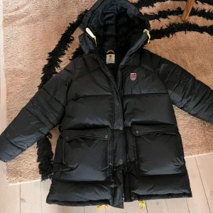 Fjällräven jacka (ny) - Denna modell är den första modellen som gjordes av fjällräven jackor. Säljes då storleken inte passar. Använd vid ett tillfälle. 