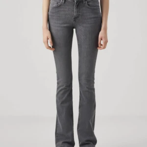 Flared jeans från only - Säljer dessa jeans ”ONLBLUSH MID - Flared jeans - grey denim” från Only. Köptes för 529. I mycket bra skick💞Jeansen är i storlek S och längden 34. Säljer även likadana fast i svart🤗