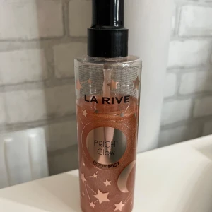 Bright glow body mist  - Säljer en body mist som inte kommer till användning. Body misten har en god doft med ett jättefint skimmer på huden💕