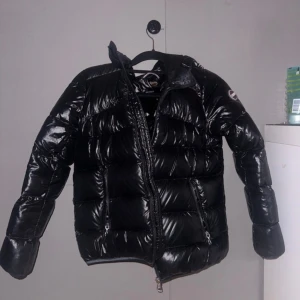 Colmar jacka - Svart Colmar jacka Köptes på kidsbrandstore för 4500 Stl 172  Inga defekter💗