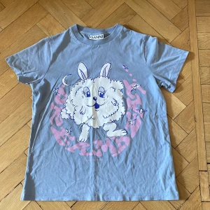 Ljusblå ganni T-shirt  - Ljusblå ganni tröja med tryck.