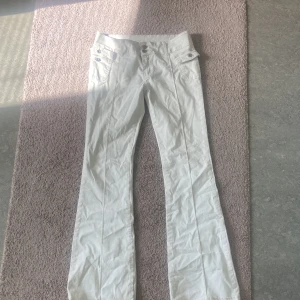 Lågmidjade brandy byxor - Lågmidjade cargo byxor köpta från brandy Melville  Bra skick!! Säljer för bra pris