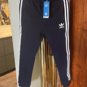Adidasbyxor  - Oanvända byxor 