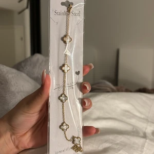 Vancleef armband - Säljer ett vitt van cleef armband (inte äkta) inte öppnad❤️🤗
