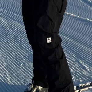 Skidbyxor WearColour CLWR - Fina byxor i skönt material. En flärp på ena fickan saknas men inget som stör. Fråga gärna och jag kan skicka fler bilder.