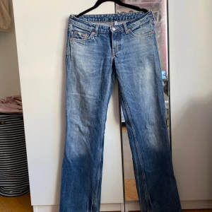 Arrow Low Waist (Weekday jeans) - Arrow Jeans, Low Waist Straight Leg från Weekday!  Så himla snygga jeans! Sjukt bekväma, otroligt fin passform och cool tvätt på färgen 💗  Älskar dem men har tyvärr vuxit ur dem så nu är dem för små. Pris kan diskuteras vid snabb affär!  W26/L32💗