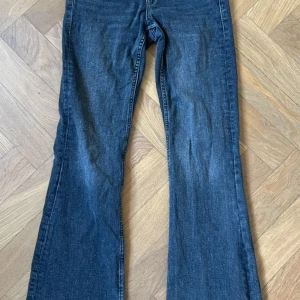  Snygga bootcut low wasted jeans från Gina Tricot  -  Snygga low waiste bootcut jeans från Gina Tricot som inte har blivit så mycket använda. Det är storlek 158. Skriv till mig ifall ni vill ändra priset eller ha mer bilder.