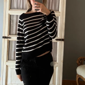 Stickad tröja - En snygg, stickad, randig tröja från Zara som endast är använd ett fåtal gånger! Säljer då den inte kommer till användning❣️