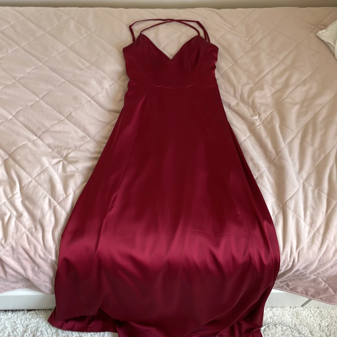 Vinröd långklänning med smala axelband - 90