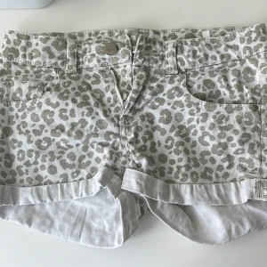 Leopardmönstrad jeansshorts - Ett par jätte fina shorts som är mönstrade. Andvänt ett på fåtal gånger. Storlek 152 men skulle även passa mindre och större.