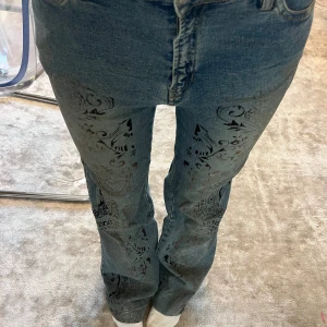 Lågmidjade mönstrade jeans - Jeans med unika mönster där fram. Andra bilden blev väldigt mörk men kom privat för närmare bilder på mönstret och färgen.