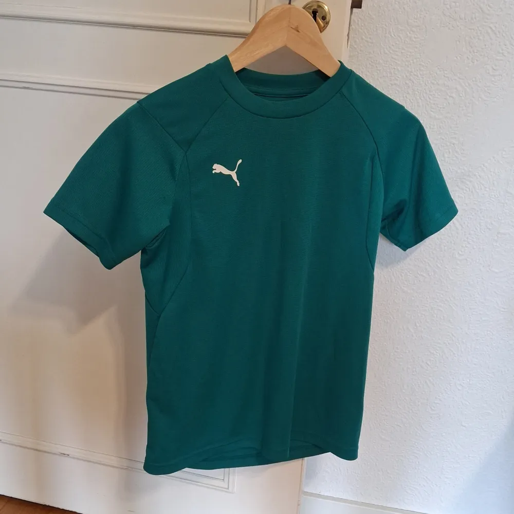 Säljer min gröna puma t-shirt som passar perfekt för träning.. T-shirts.