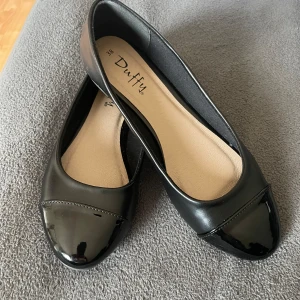 Ballerinaskor - Jättesöta ballerina skor som är glansiga fram till!! Har bara använts en gång och säljer då dem är lite små för mig!💕 Ny pris 349+50kr frakt!