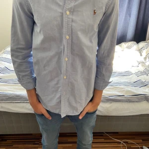 Polo Ralph Lauren skjorta - 9/10 sparsamt använd nypris 1600 inga fläckar, liten reva men syns absolut inte vid användning 