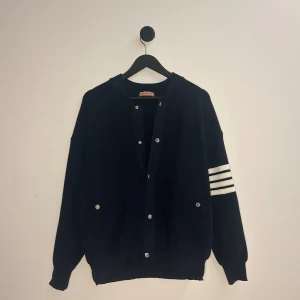 Cardigan - Skön cardigan som inte kommer till användning, perfekt inför skolstart och enkla fits, i väldigt bra skick också🙌💯