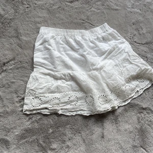 Kappahl -  Säljer denna vita kjol från Kappahl storlek 158 men passar även XS /S 
