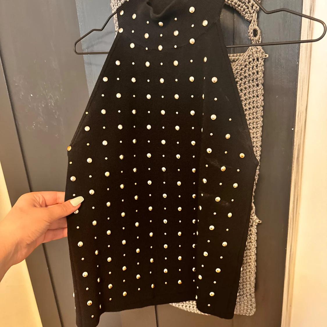 Svart ärmlös topp med pärlor från Zara - 90