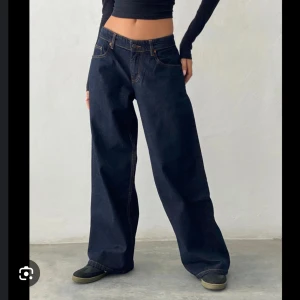 Motel rocks jeans - baggy jeans från motel rocks i färgen indigo🎀 använda ett fåtal gånger. storlek 26/32. hör av dig om du har några frågor om mått osv❤️