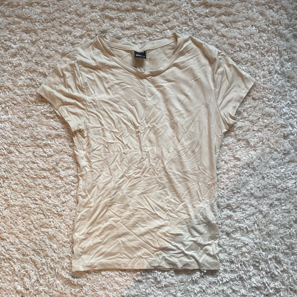 Sand beige soft touch tight t-shirt. Kommer inte till användning, fint skick.. T-shirts.