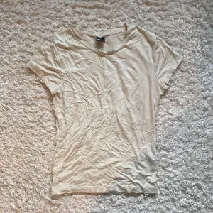 Sand beige soft touch tight t-shirt. Kommer inte till användning, fint skick.