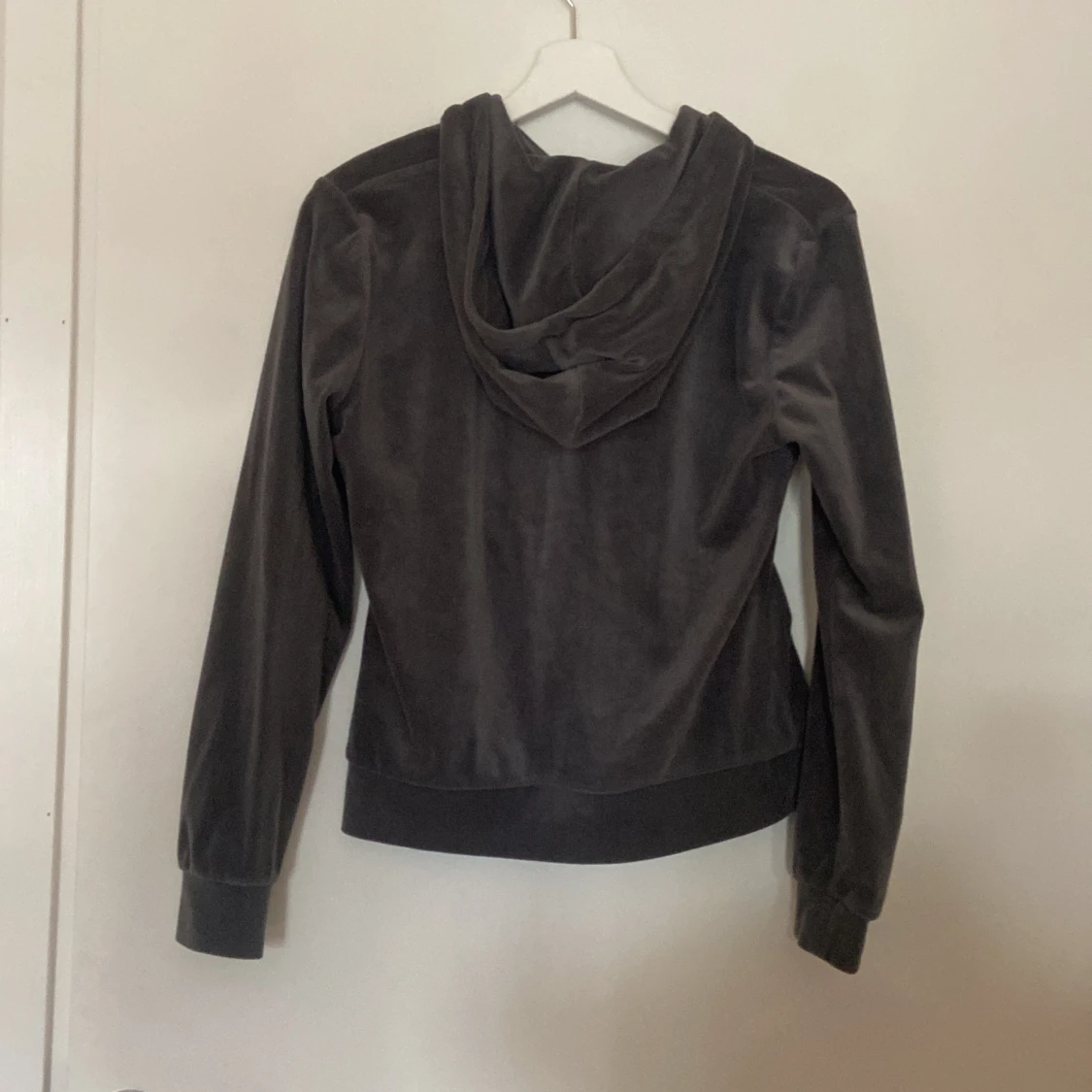 Mörkgrå hoodie från Gina Tricot - 90