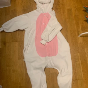 Unicorn onepiece - Bra skick, passar yngre barn hade den själv när jag var ungefär 10. Jättefin och mysig