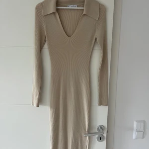 Klänning  - Jättefin klänning från mango, använd endast 1-2 ggr nypris ca 700kr