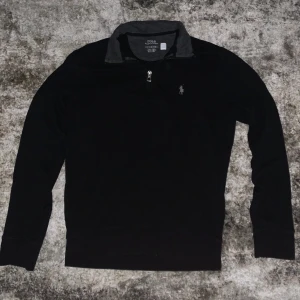 Ralph lauren half zip  - Säljer den eftersom att jag inte använder den längre det är bra skick och inget fel på den det är storlek XS men den är stor i storleken så S ungefär men den passar nog båda den är inköpt på zalando för 1750kr kvitto finns⚠️