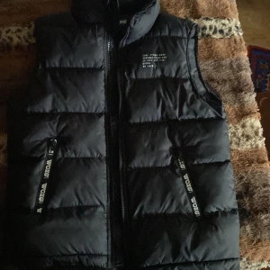 Woxo Väst - Säljer min väst eftersom ja vuxit ur den. Som ny inga skador eller något.