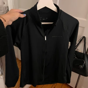 Träningströja - Röhnisch zip tröja i storlek XS. Som ny, nypris 599🥰