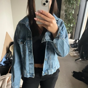 Jeansjacka - Såå fin jeansjacka från BikBok. Perfekt nu till hösten men även vår och sommar. Mycket bra skick