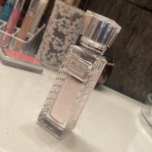 Miss Dior Blooming Bouquet Roller-Pearl Parfym - Säljer denna doft, en ljuvlig blommig sensation som bara rollas på huden. 🌷 Ungefär 10% av produkten har använts som ni kan se på bilden. Har dock tappat bort den lilla kartong förpackningen. Säljer pga jag inte längre använder den. Buda gärna!