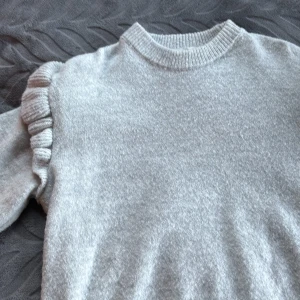 Stickad tröja - Stickad tröja från Gina Young, det var lik favorit tröja innan den blev för liten, nopprig, men inga andra skador💞 skriv vid frågor o funderingar💞den är i storlek 158/164 men passar mig som har xs/s i vanliga fall