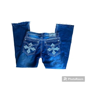 Olimp bootcut jeans - rare olimp denims bootcut, rätt mycke heeldrag annars i fint skick, ben öppning är 24cm vill man ha mer mått skickar jag i dm, skicka görna bud