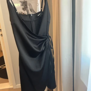 Klänning - säljer denna super fina klänning som tyvärr inte passade mig så aldrig använd endast testad!