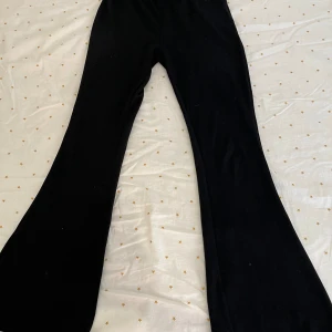 Utsvängda byxor  - Fina svarta utsvängda byxor från stadium. Storlek 158. Inte i träningsmaterial!  Väldigt bra skick, använda fåtal gånger. Rollar såklart dem innan jag skickar! Pris kan diskuteras!💕 