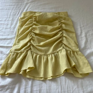 Gul kjol - Säljer en gul kjol från gina tricot använd bara fem gånger