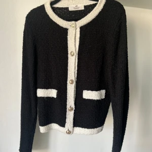 Elegant stickad kofta  - Svart elegant stickad kofta med guldknappar från Hm, storlek 170 men sitter som en xs/s.  Använd men fortfarande i bra skick!💕