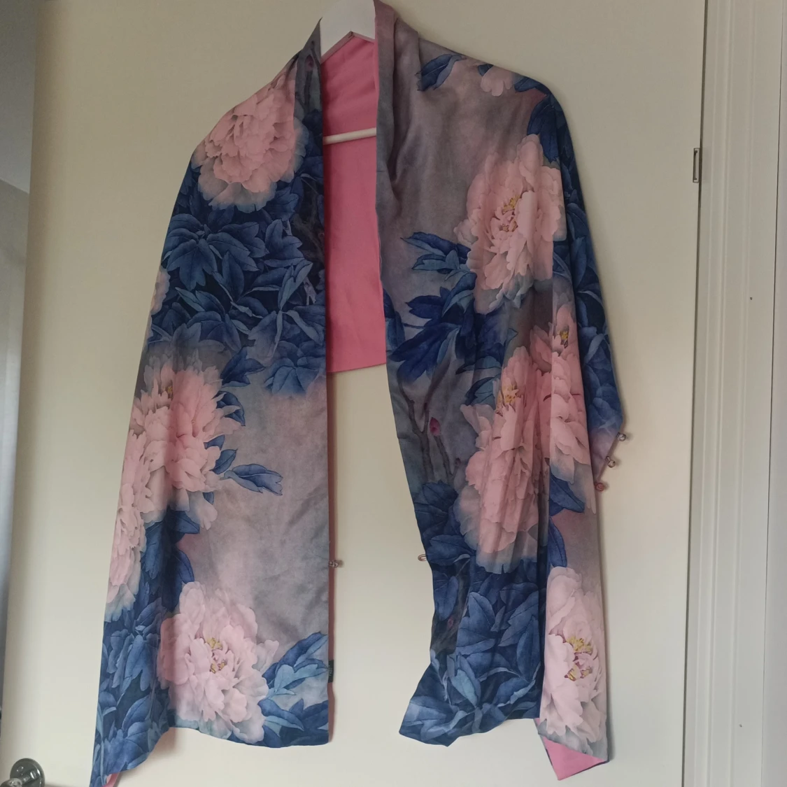 Blommig sjal med rosa och blå detaljer