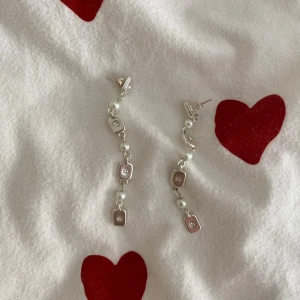 Snygga örhängen med pärlor och fyrkantiga detaljer - Säljer ett par superfina örhängen med en cool design. De har små pärlor och fyrkantiga detaljer i silver och med vita pärlor! Perfekta för att piffa upp vilken outfit som helst! 💖