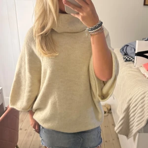 Stickad tröja med polo - Säljer denna super härliga stickade tröja med polo o lite kortare i ärmarna!!