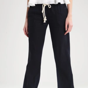 Linnebyxor - Säljer dessa Roxy linnebyxor för att dem har blivit för små. Dem är i bra skick och har inte någon skada!💕 (Pris kan diskuteras)