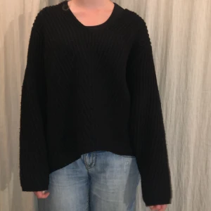 Svart stickad tröja  - En oversized svart stickad tröja 100% ull 