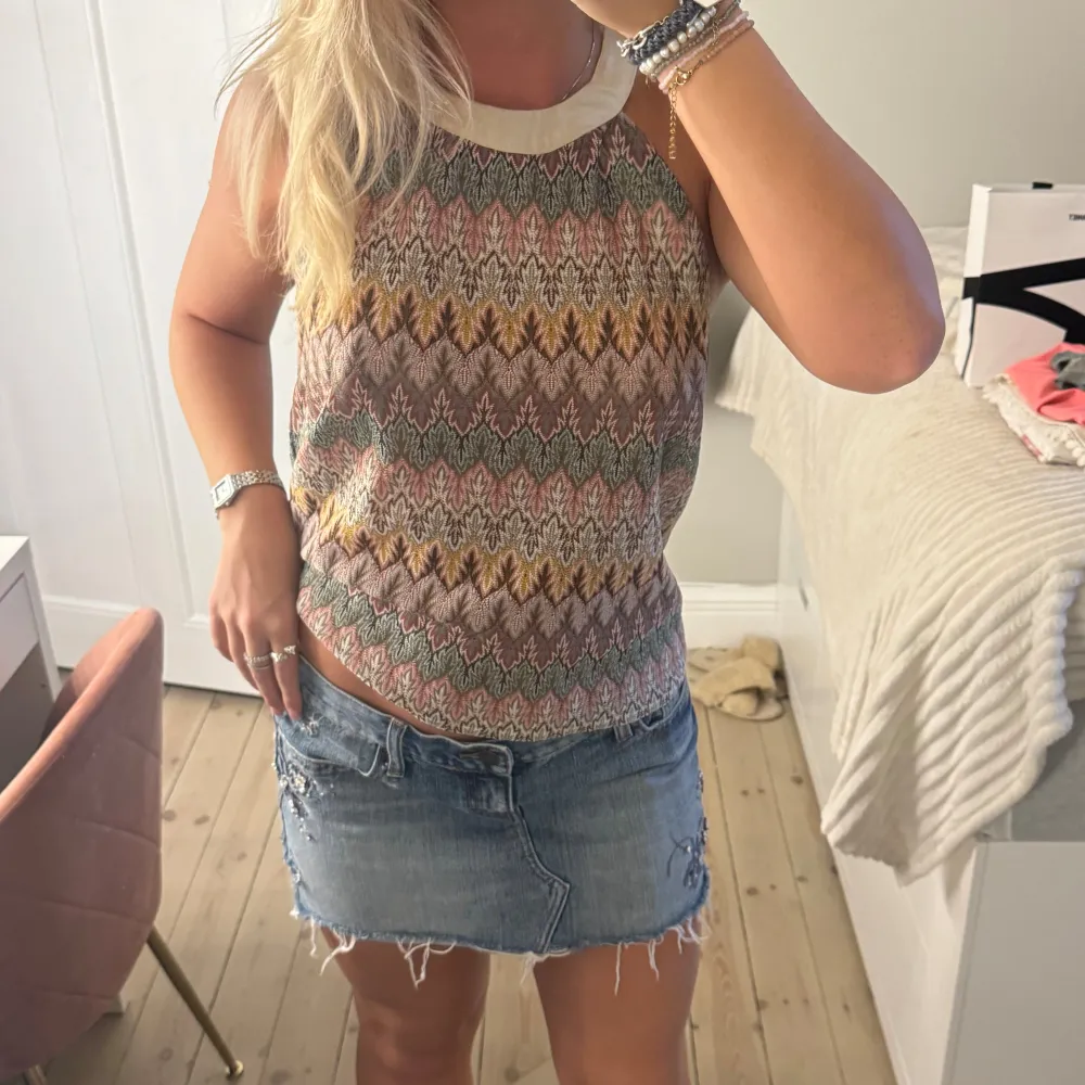 Säljer denna as söta missoni inspirerade topp❤️. Toppar.