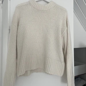 Vit stickad tröja  - Säljer denna stickade tröja! Den är ifrån Gina men säljs inte längre. Skriv för frågor🤍