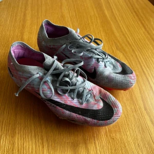 Nike - Nike Air Zoom Elite Det finns hål/sprickor på sidorna därav billigt pris! (Se bilder) Elitemodellen köpta för 2600kr 