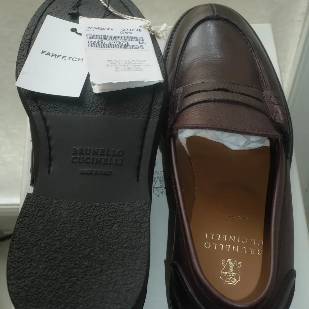 Helt fantastiskt vackra - och oanvända - Penny Loafers från Brunello Cucinelli i mörkbrunt läder. Undertill har vi en gummisula som lämpar sig väl för svenskt väder. Tåspetsen har en ”split toe”-detalj vilket gör att skon på det stora hela påminner mycket om franska J.M. Westons smått legendariska 180 Loafer.   Handgjorda i Italien och randsydda (goodyear welt) så att de enkelt kan sulas om och bäras en lång tid framöver. Nypris vid köp var €890.  Det smärtar att lägga ut dessa för försäljning. Jag brukar i regel behöva köpa wide-modeller av skor då jag har breda fötter. Här gjorde jag en chansning och tyvärr var passformen normal. Har du helt vanliga fötter i storlek 46 lär dessa därmed passa betydligt bättre för dig.  Skorna kommer med originalbox och dustbag. För transparens är jag andra ägaren, för den första var skorna istället för små. Håller tummarna för att det blir tredje gången gillt.   Sökord: Church’s, G.H. Bass, Allen Edmonds, Edward Green, Solovair, Paraboot, Crockett & Jones, Tricker’s, John Lobb, Loake 1880, Tod’s, Loro Piana, Myrqvist, Morjas, Skolyx. Skor.